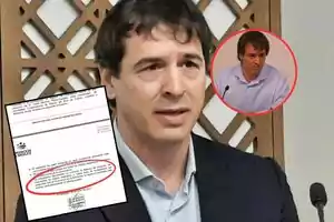 Un hombre con cabello oscuro aparece en primer plano, con un documento oficial en la esquina inferior izquierda y un círculo rojo con otra imagen del mismo hombre en la parte superior derecha.