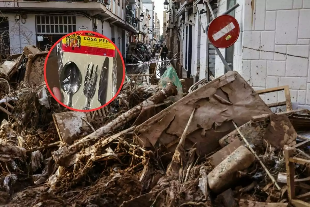 Una calle llena de escombros y barro tras una inundación con un paquete de cubiertos de plástico resaltado en un círculo rojo.