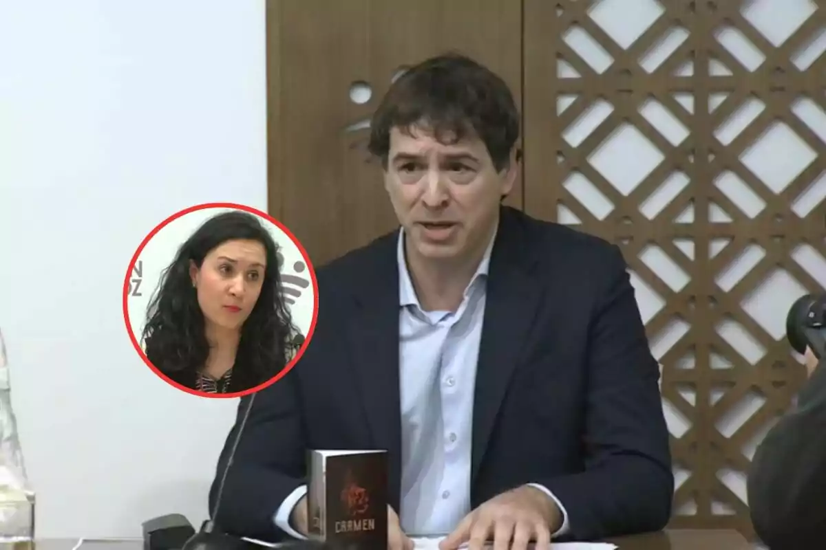 Un hombre hablando en una conferencia con una imagen insertada de una mujer en un círculo rojo.