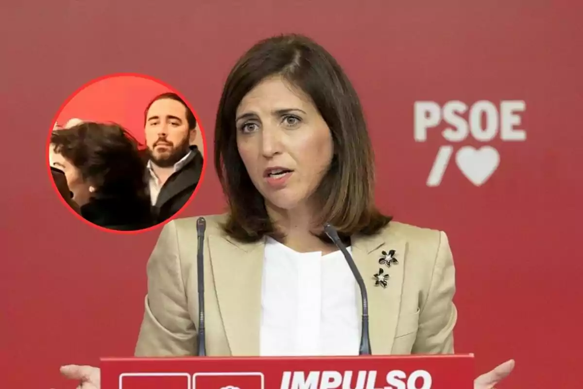 Una mujer hablando en un podio con el logo del PSOE en el fondo y un recuadro que muestra a un hombre en el lado izquierdo.