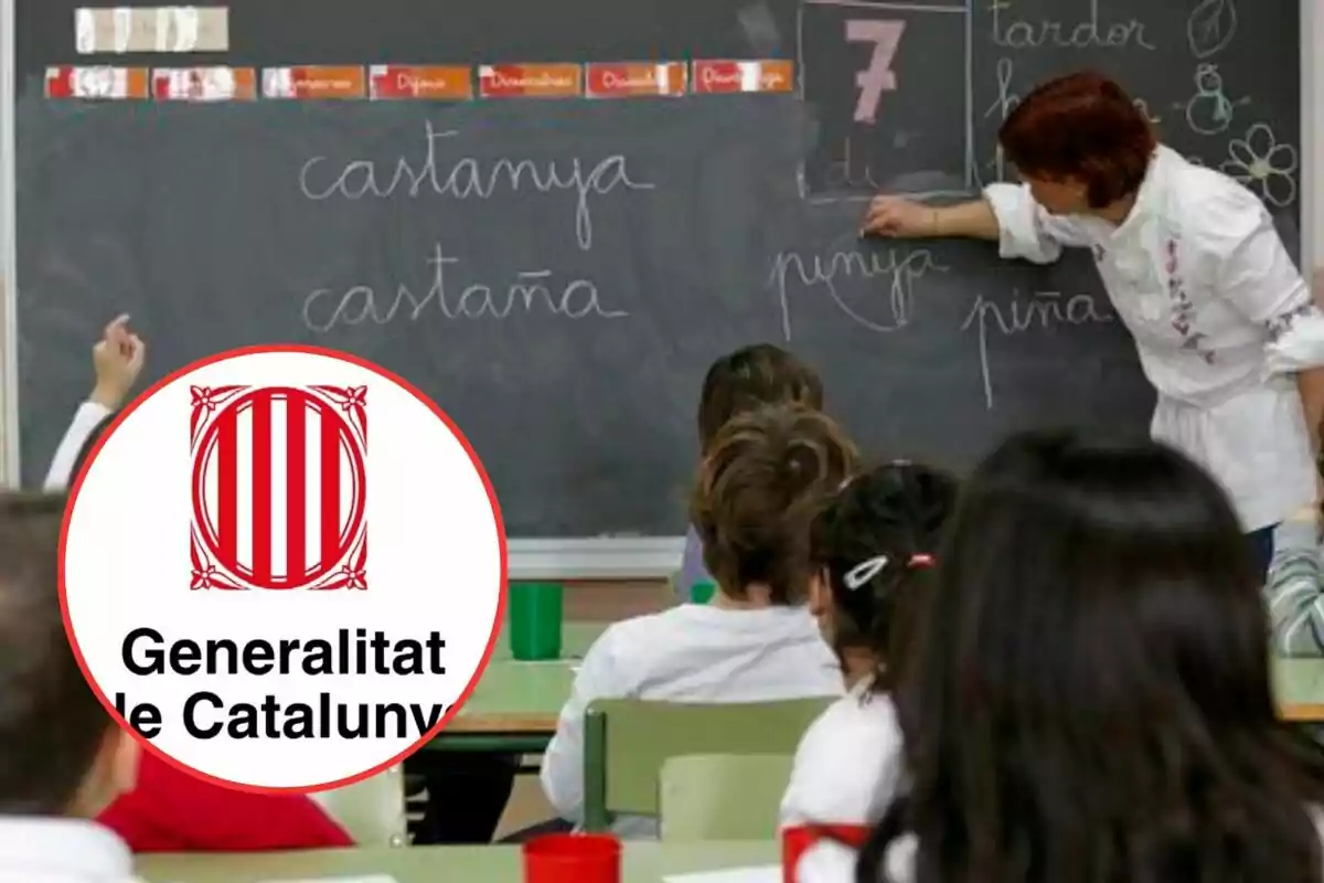 Una maestra enseña a un grupo de niños en un aula, escribiendo palabras en catalán y español en una pizarra, con el logotipo de la Generalitat de Catalunya en primer plano.