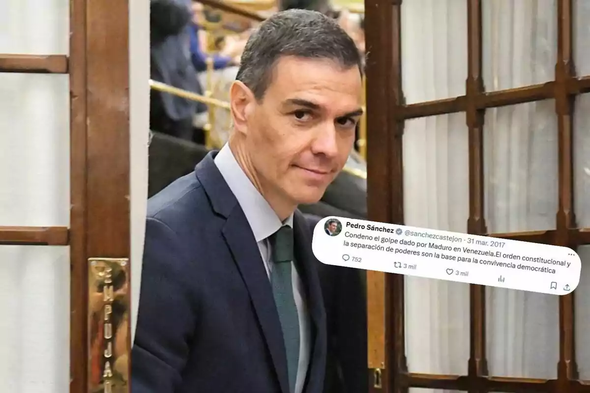 Hombre de traje entrando por una puerta de madera con un tuit superpuesto en la imagen