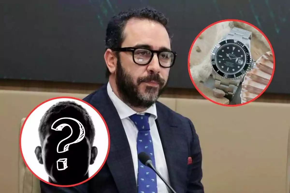 Un hombre con barba y gafas está sentado frente a un micrófono con dos círculos rojos superpuestos que muestran un reloj y una silueta con un signo de interrogación.