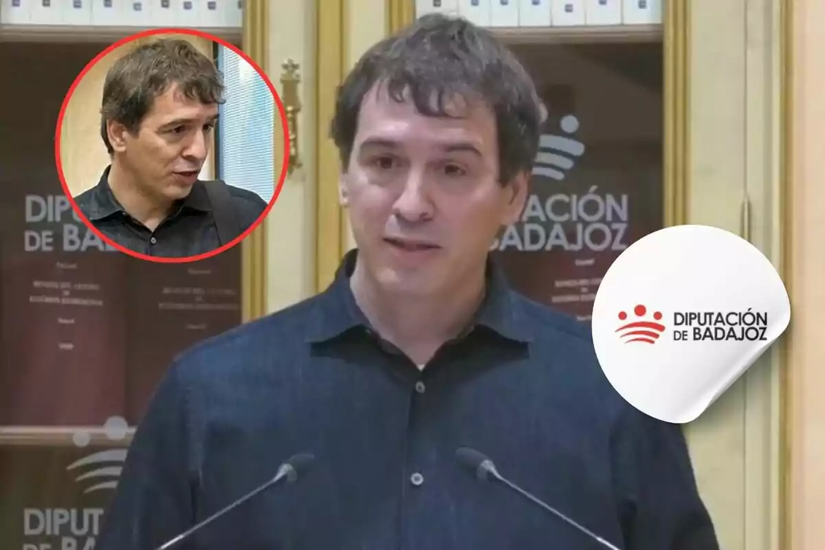 Un hombre hablando en una conferencia de prensa con el logotipo de la Diputación de Badajoz en el fondo y un recuadro circular con otra imagen del mismo hombre en la esquina superior izquierda.