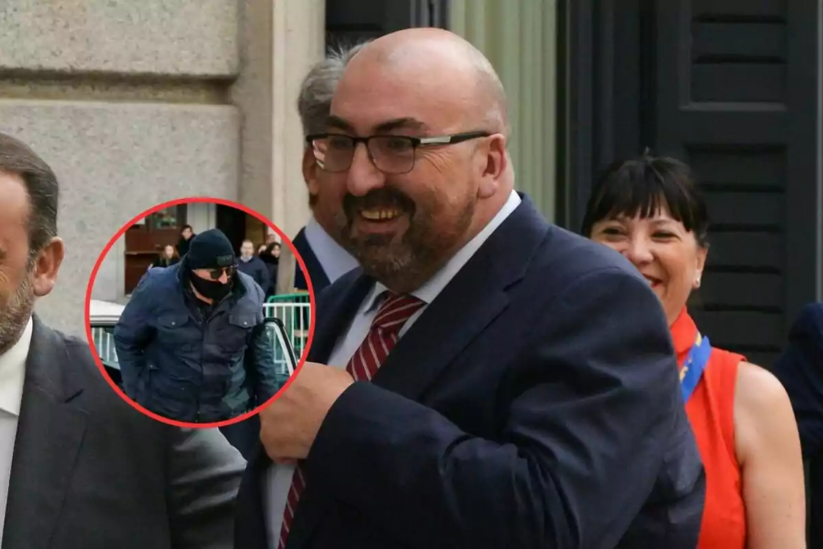 Un hombre con gafas y traje sonríe mientras camina, con una imagen insertada de una persona con abrigo y gorro en un círculo rojo.