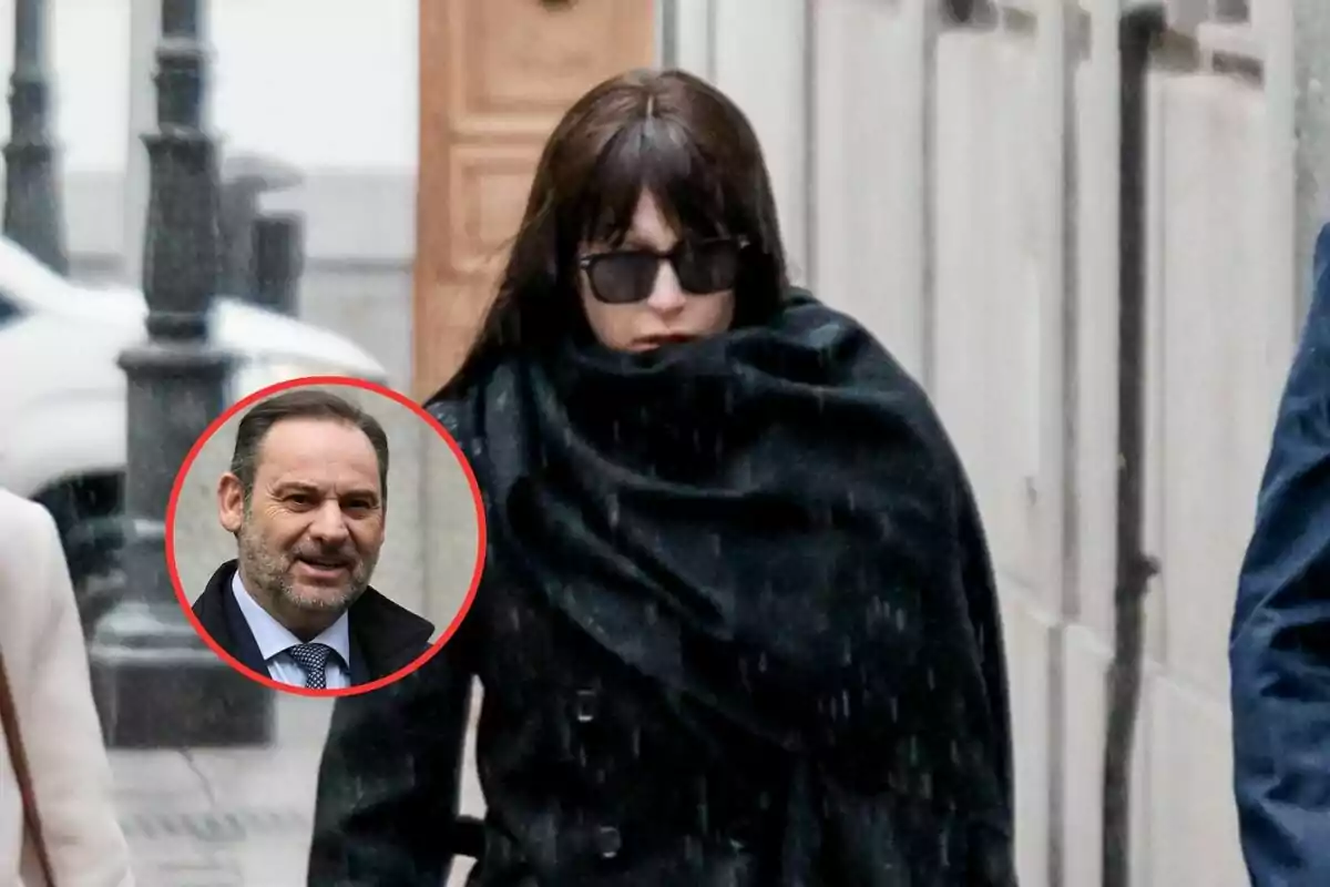 Una persona con gafas de sol y abrigo oscuro camina por la calle bajo la lluvia, con un recuadro que muestra a un hombre mayor.