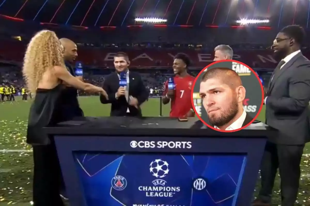 Un grupo de presentadores y un futbolista están en un set de CBS Sports en un estadio durante la final de la Champions League, con una imagen superpuesta de un hombre con barba dentro de un círculo rojo.