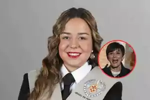 Una mujer joven con toga y birrete de graduación sonríe a la cámara, con un recuadro que muestra a otra persona sonriendo.