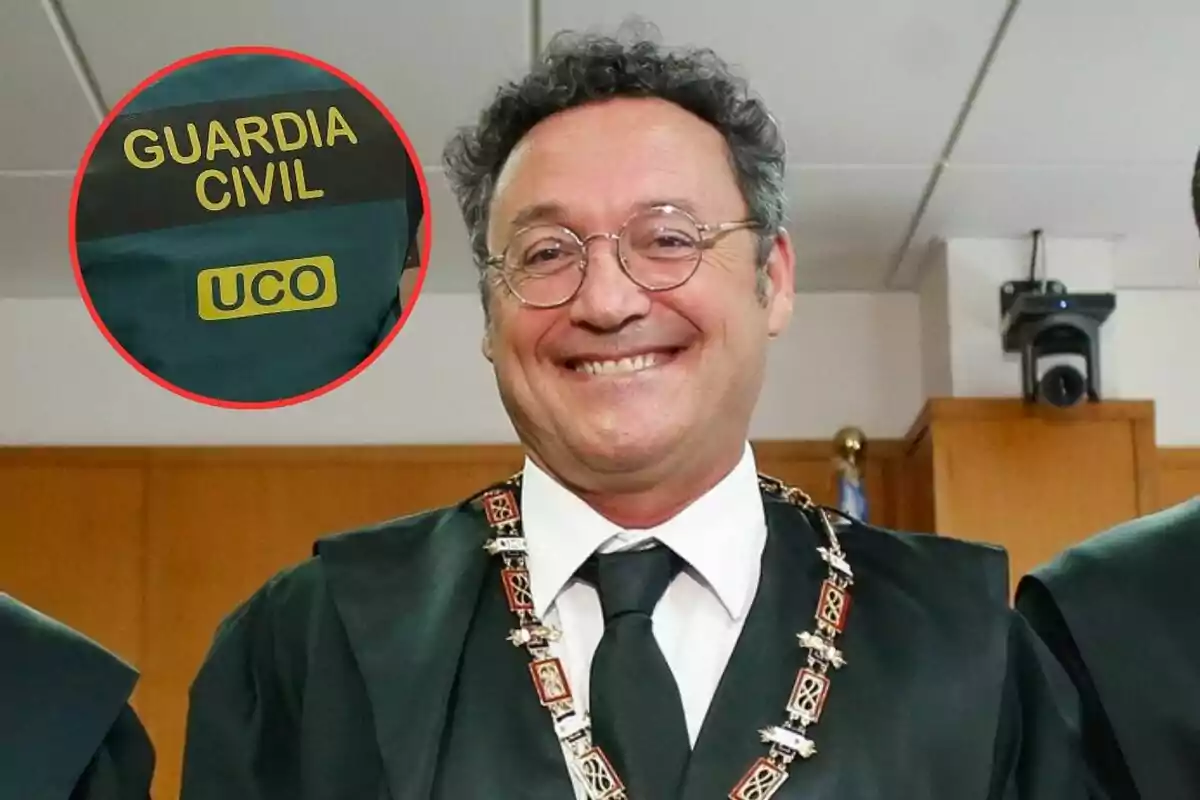 Un hombre sonriente con gafas y traje formal en una sala, con un detalle de un uniforme de la Guardia Civil en un círculo rojo.