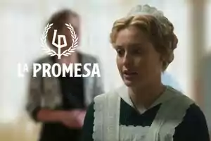 Ana Garcés con uniforme de sirvienta aparece en una escena de la serie 