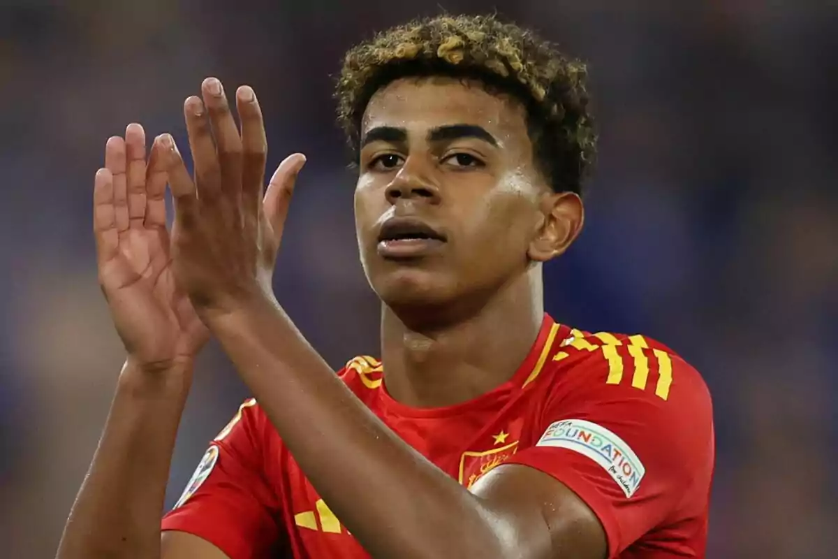 Lamine Yamal with the Spanish National Team kit applauding. Lamine Yamal with the Spanish National Team kit applauding.