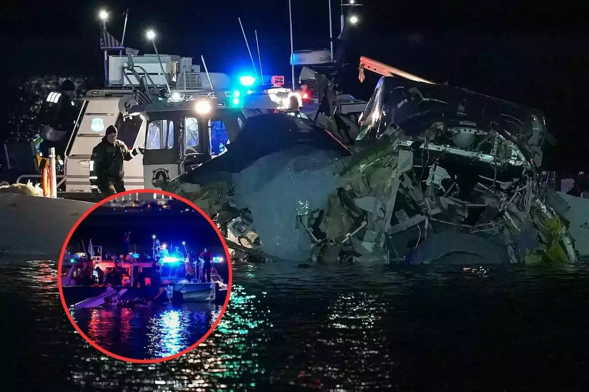 Una escena nocturna muestra un barco de rescate iluminado con luces azules y rojas junto a los restos de un helicóptero accidentado en el agua, con un círculo insertado que destaca otra vista del operativo de rescate.