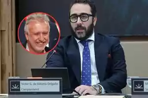 Un hombre con barba y gafas está sentado en una mesa con un micrófono frente a él, mientras que en un círculo rojo se muestra a otro hombre mayor sonriendo.