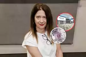 Mujer de cabello largo y lacio con camiseta blanca y gafas colgadas, al fondo dos círculos muestran una sala de conferencias y varios billetes de 500 euros.
