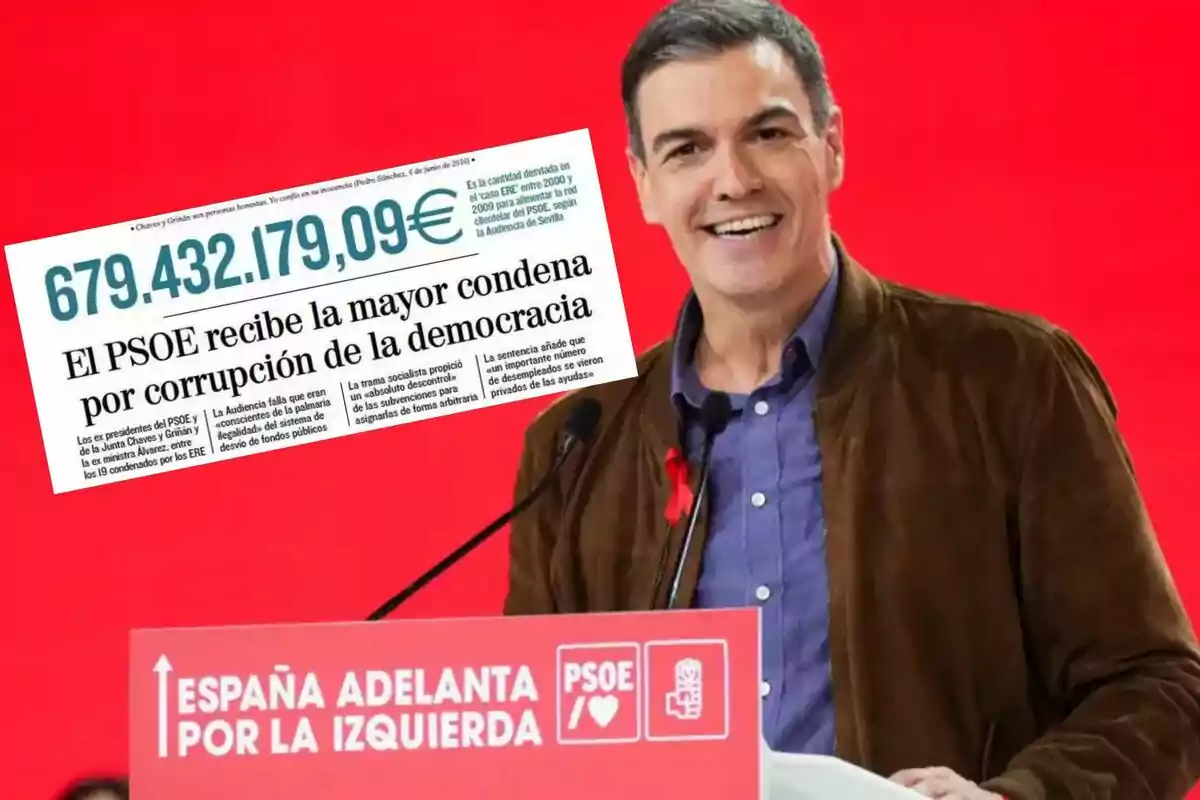 Un hombre sonriente en un escenario rojo con un cartel del PSOE y un recorte de periódico sobre una condena por corrupción.