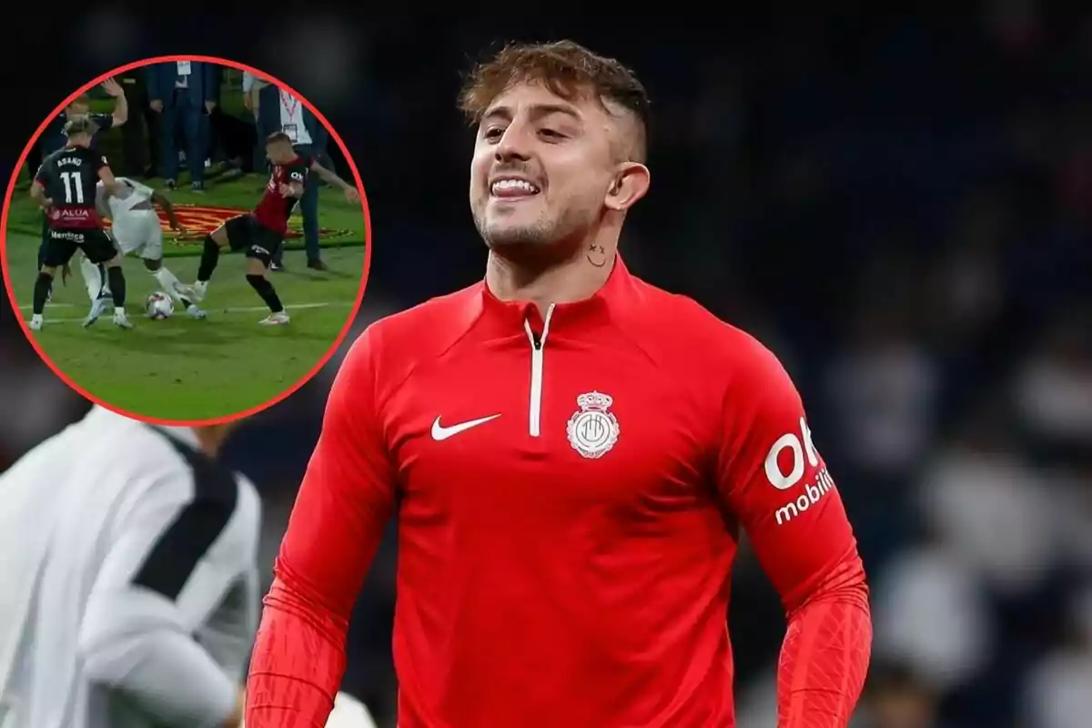 Un jugador de fútbol sonríe mientras usa una sudadera roja con el logo de su equipo, y en un círculo en la esquina superior izquierda se muestra una escena de un partido en la que varios jugadores disputan el balón.