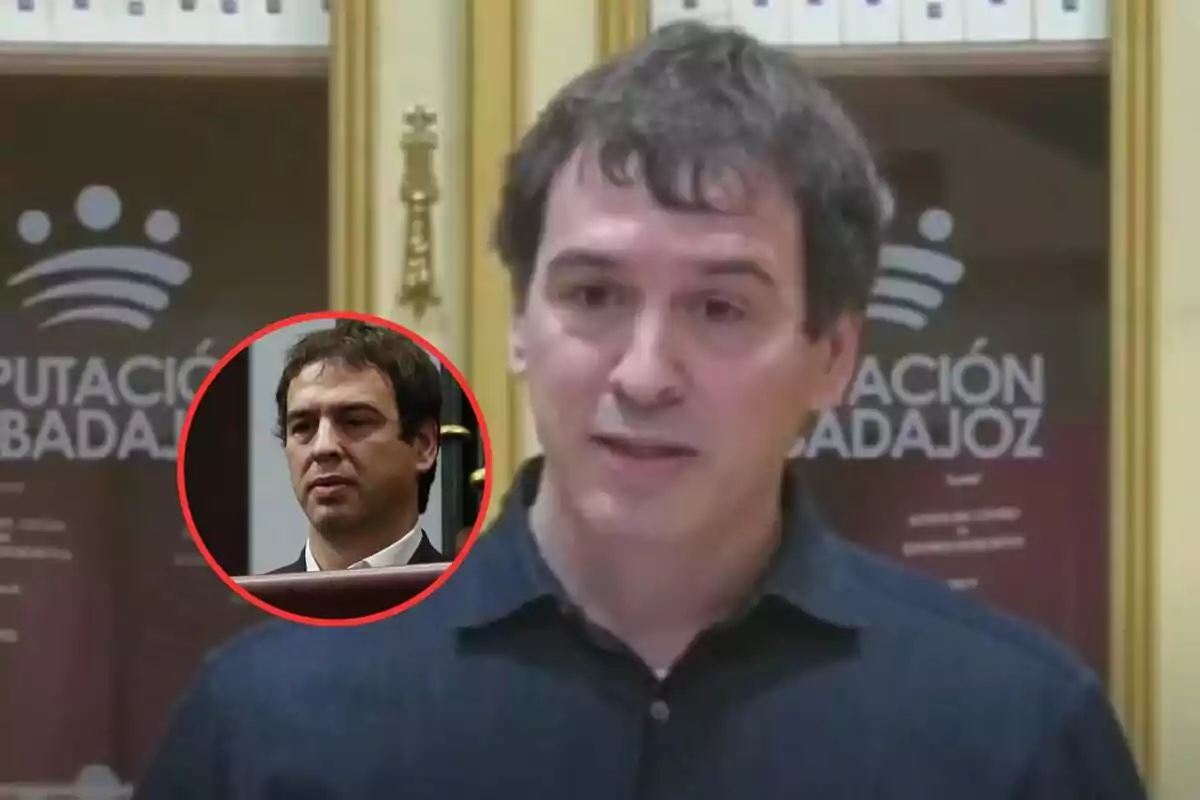 Un hombre hablando frente a un fondo que dice "Diputación de Badajoz" con un recuadro que muestra a otra persona.