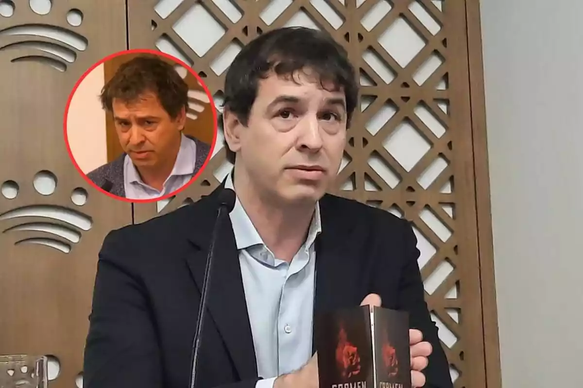 Un hombre en traje oscuro sostiene un libro mientras habla en un micrófono con un fondo de diseño geométrico de madera y un recuadro muestra a otra persona en un círculo rojo.