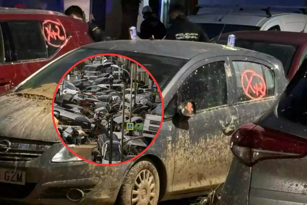 Coches cubiertos de barro con marcas rojas en las ventanas y un círculo resaltado mostrando una calle llena de vehículos apilados.