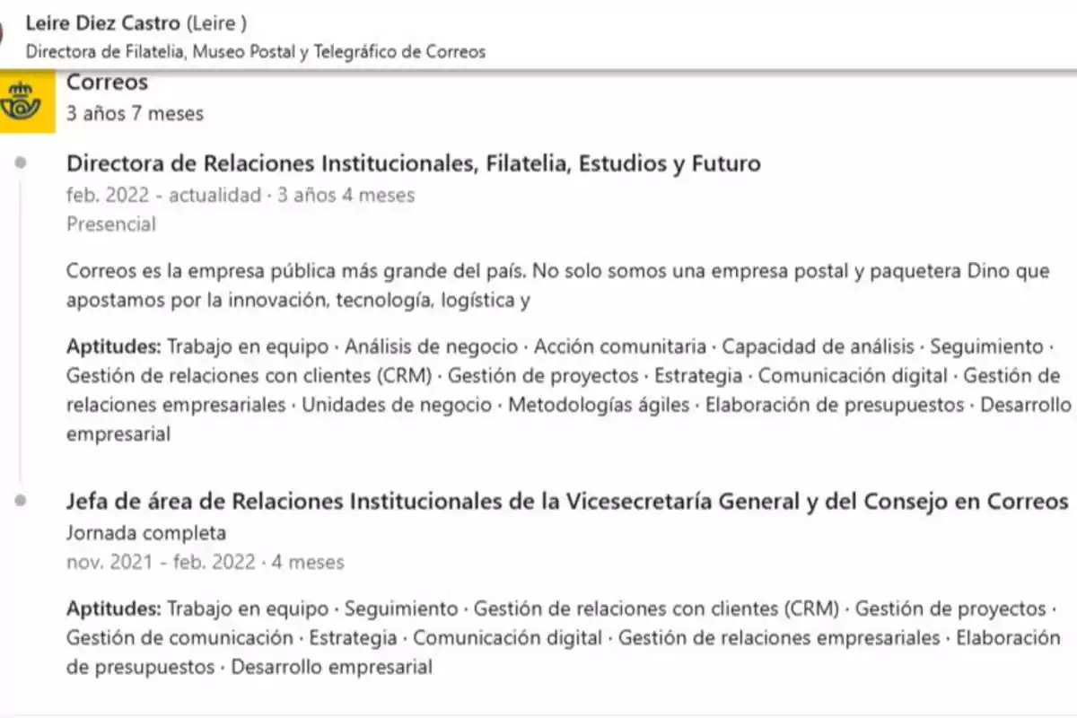 Captura de pantalla de un perfil profesional en LinkedIn que muestra la experiencia laboral de una persona en Correos, donde ha ocupado los cargos de Directora de Relaciones Institucionales, Filatelia, Estudios y Futuro, y Jefa de área de Relaciones Institucionales de la Vicesecretaría General y del Consejo, junto con una descripción de sus funciones y aptitudes destacadas. Captura de pantalla de un perfil profesional en LinkedIn que muestra la experiencia laboral de una persona en Correos, donde ha ocupado los cargos de Directora de Relaciones Institucionales, Filatelia, Estudios y Futuro, y Jefa de área de Relaciones Institucionales de la Vicesecretaría General y del Consejo, junto con una descripción de sus funciones y aptitudes destacadas.