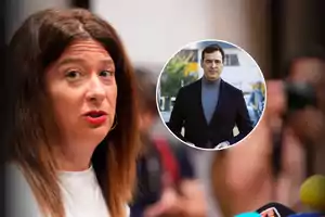 Una mujer de cabello castaño y labios rojos habla frente a varios micrófonos mientras en un círculo aparece la imagen de un hombre con saco oscuro y suéter gris de fondo urbano.