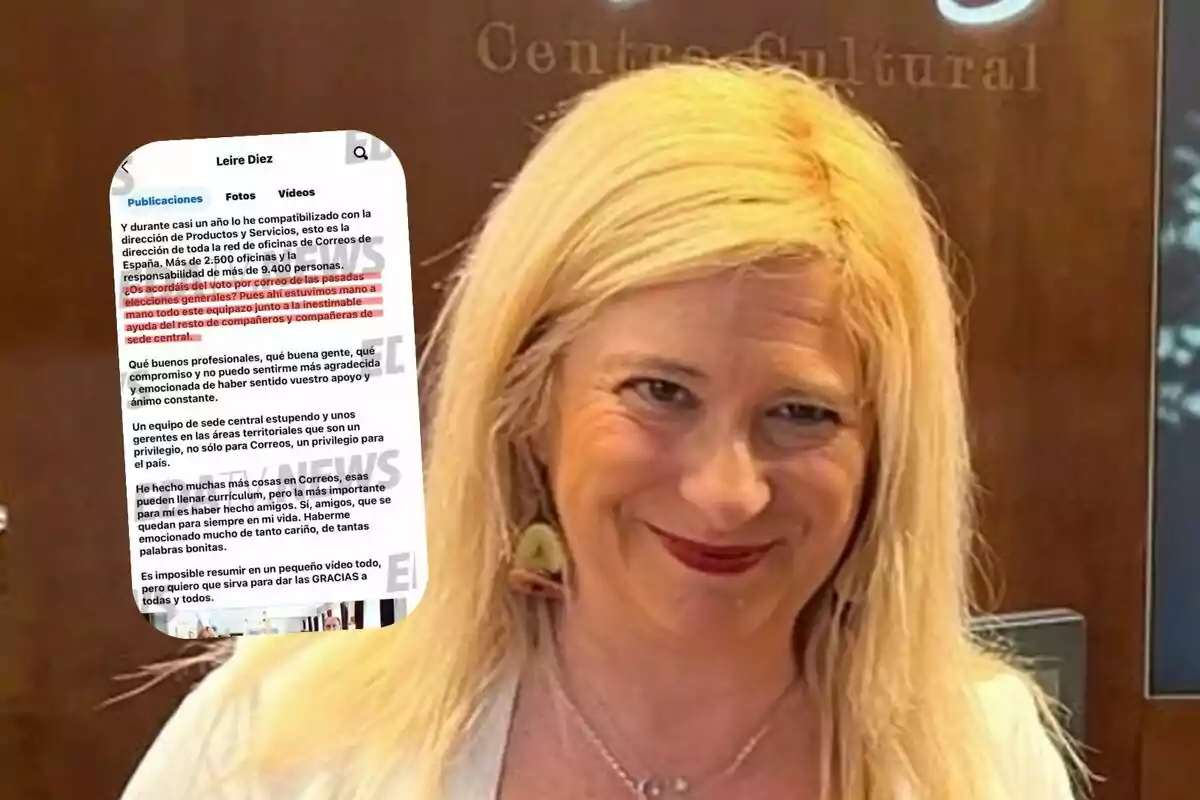 Mujer rubia sonriendo frente a una pared marrón con letras, lleva pendientes grandes y un collar, y en la esquina izquierda aparece una captura de pantalla de un texto en redes sociales.