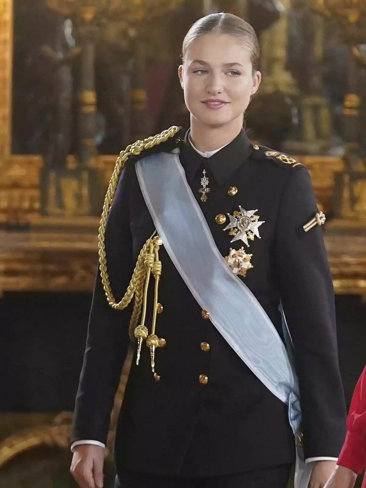Leonor de Borbón vestida con un uniforme formal oscuro con detalles dorados durante el acto solemne de homenaje a la Bandera Nacional y desfile militar por el 12 de octubre, Día de la Hispanidad, en la Plaza de Cánovas del Castillo, a 12 de octubre de 2024, en Madrid. Leonor de Borbón vestida con un uniforme formal oscuro con detalles dorados durante el acto solemne de homenaje a la Bandera Nacional y desfile militar por el 12 de octubre, Día de la Hispanidad, en la Plaza de Cánovas del Castillo, a 12 de octubre de 2024, en Madrid.