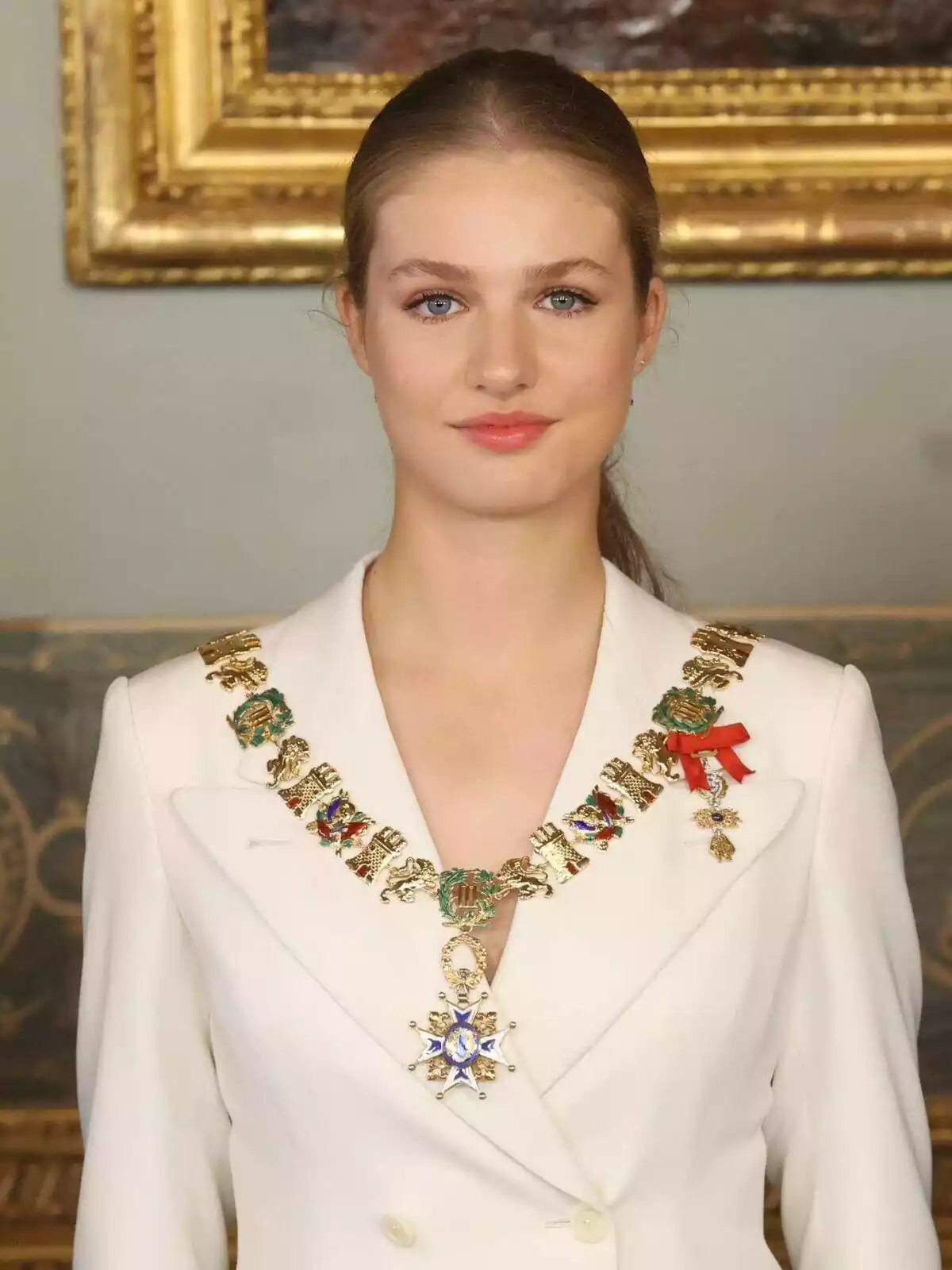 Leonor de Borbón, with a smiling face, wearing the necklace of Charles III after the swearing in of the Constitution Leonor de Borbón, with a smiling face, wearing the necklace of Charles III after the swearing in of the Constitution