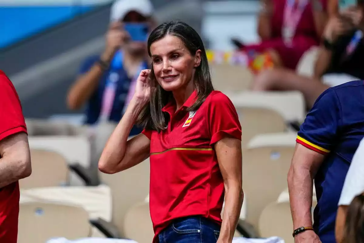 Letizia with a red t-shirt and jeans at a sporting event. Letizia with a red t-shirt and jeans at a sporting event.