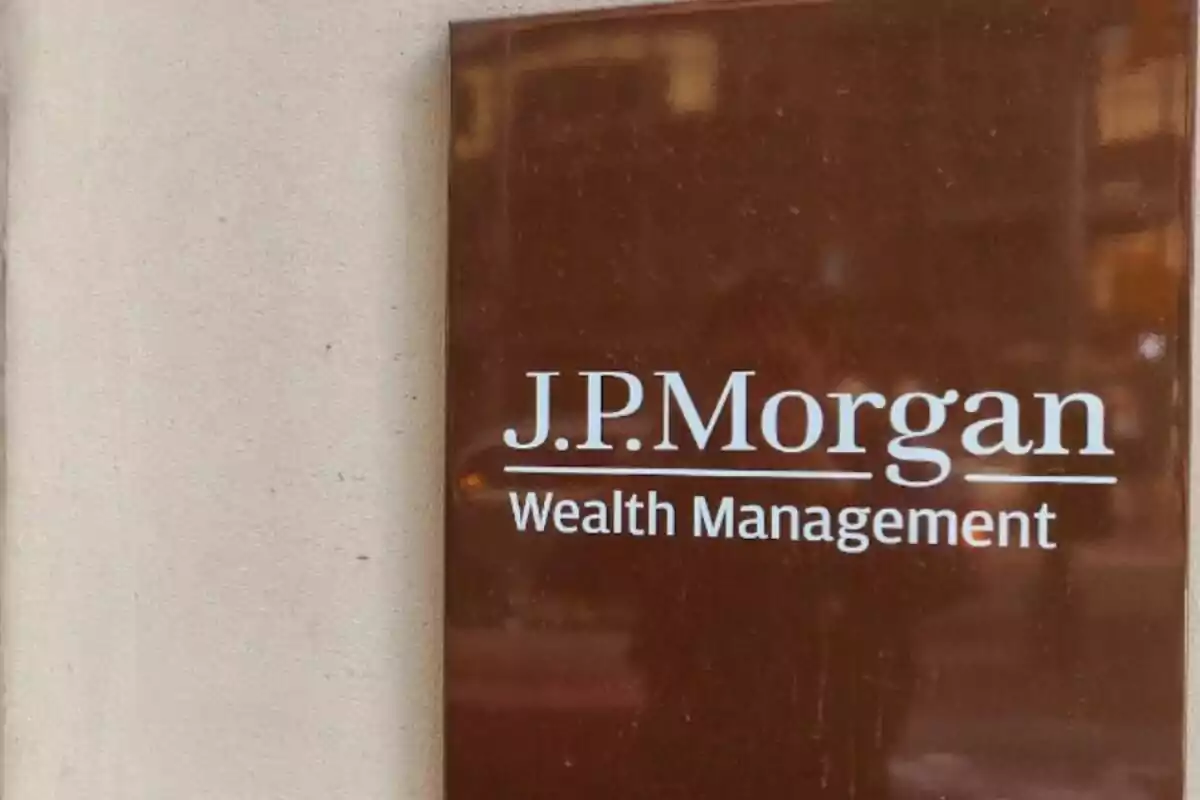 Placa de J.P. Morgan Wealth Management en una pared beige. Placa de J.P. Morgan Wealth Management en una pared beige.
