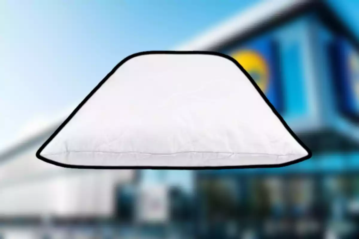 Almohada blanca con borde negro sobre un fondo desenfocado de una tienda Almohada blanca con borde negro sobre un fondo desenfocado de una tienda