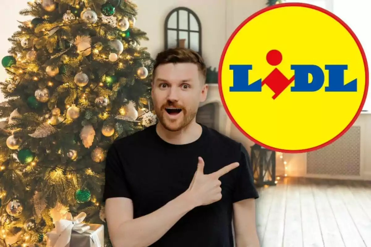 Un hombre sonriente señala el logotipo de Lidl junto a un árbol de Navidad decorado.