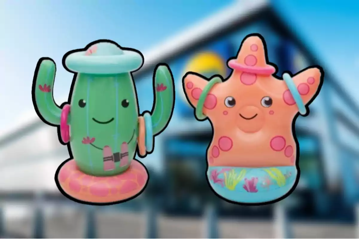 Dos figuras inflables con forma de cactus y estrella de mar sonrientes, con aros de colores, sobre un fondo desenfocado de un edificio. Dos figuras inflables con forma de cactus y estrella de mar sonrientes, con aros de colores, sobre un fondo desenfocado de un edificio.