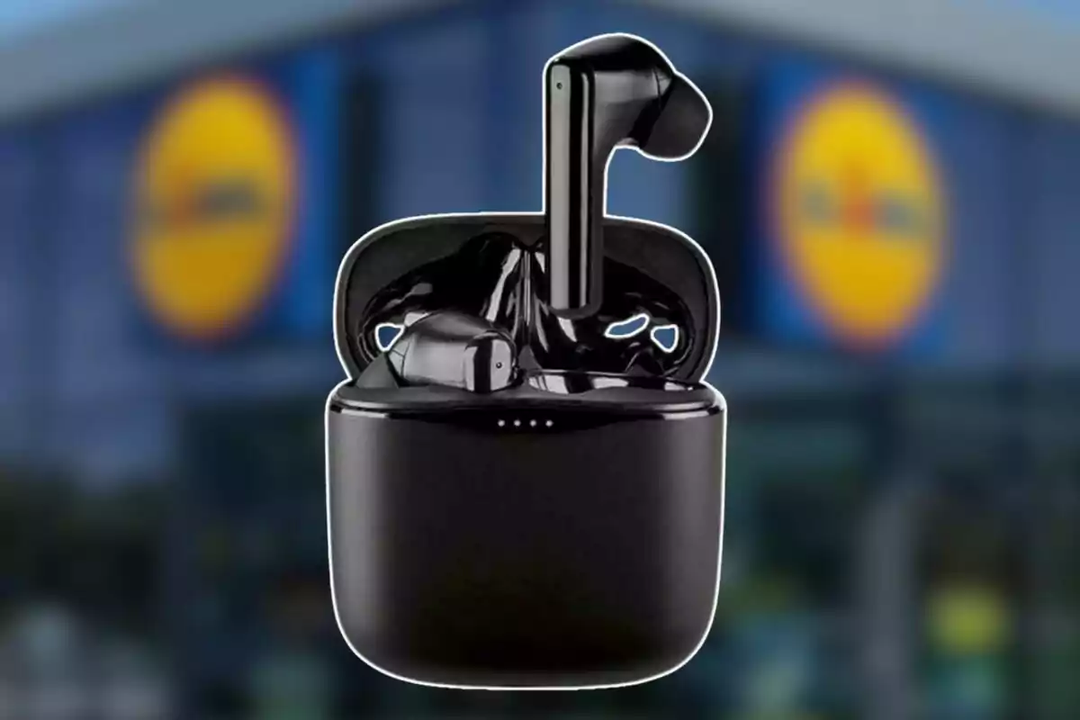 Auriculares inalámbricos negros en su estuche de carga con un fondo borroso de una tienda. Auriculares inalámbricos negros en su estuche de carga con un fondo borroso de una tienda.