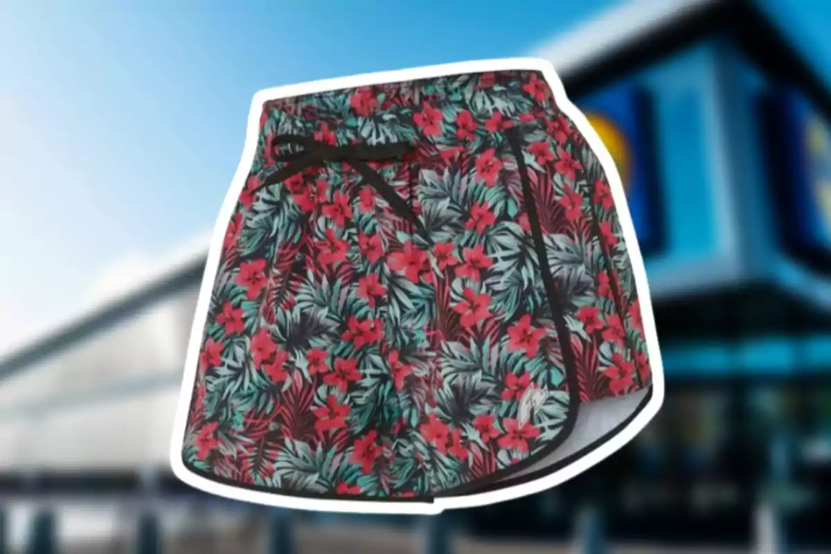 Short deportivo con estampado floral en tonos rojos y verdes sobre un fondo oscuro Short deportivo con estampado floral en tonos rojos y verdes sobre un fondo oscuro
