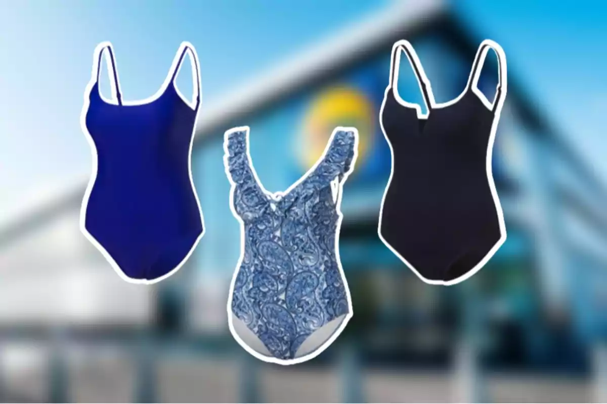 Tres trajes de baño de una pieza en diferentes colores y diseños se muestran frente a un fondo desenfocado. Tres trajes de baño de una pieza en diferentes colores y diseños se muestran frente a un fondo desenfocado.