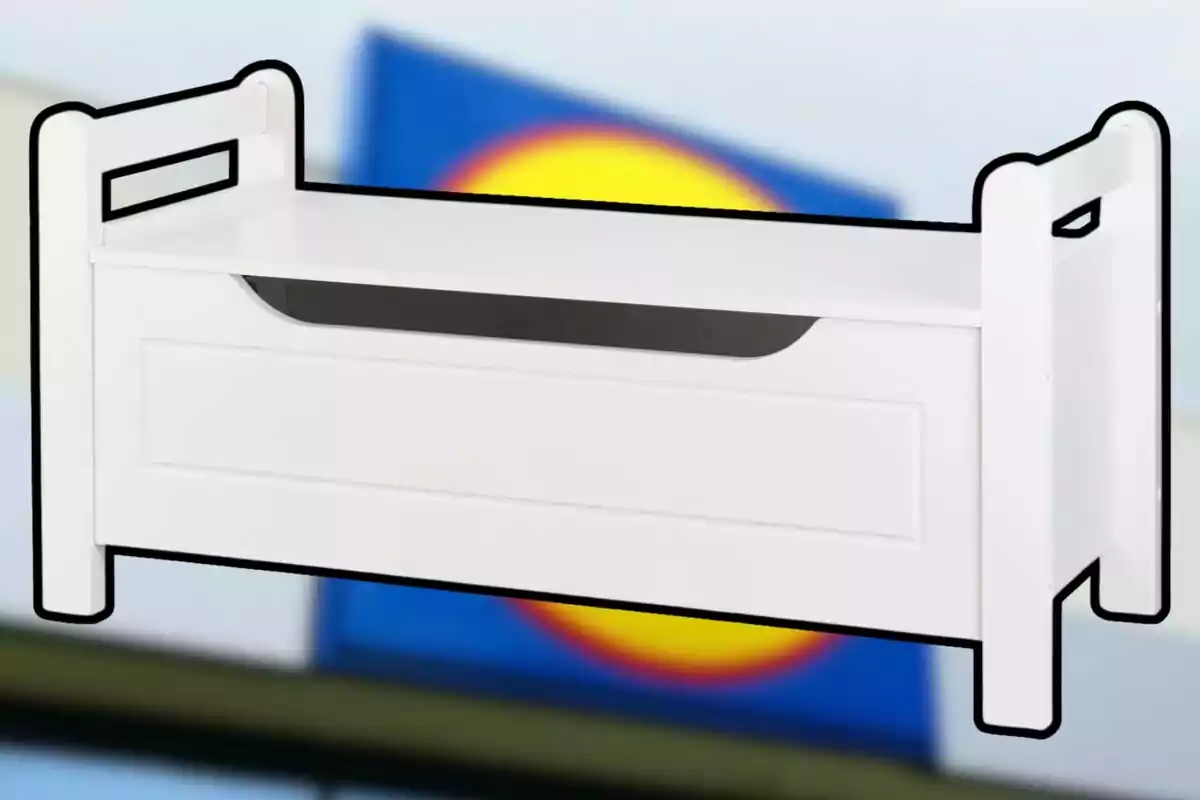 Banco de almacenamiento blanco con respaldo y reposabrazos, con un fondo borroso de colores azul y amarillo. Banco de almacenamiento blanco con respaldo y reposabrazos, con un fondo borroso de colores azul y amarillo.