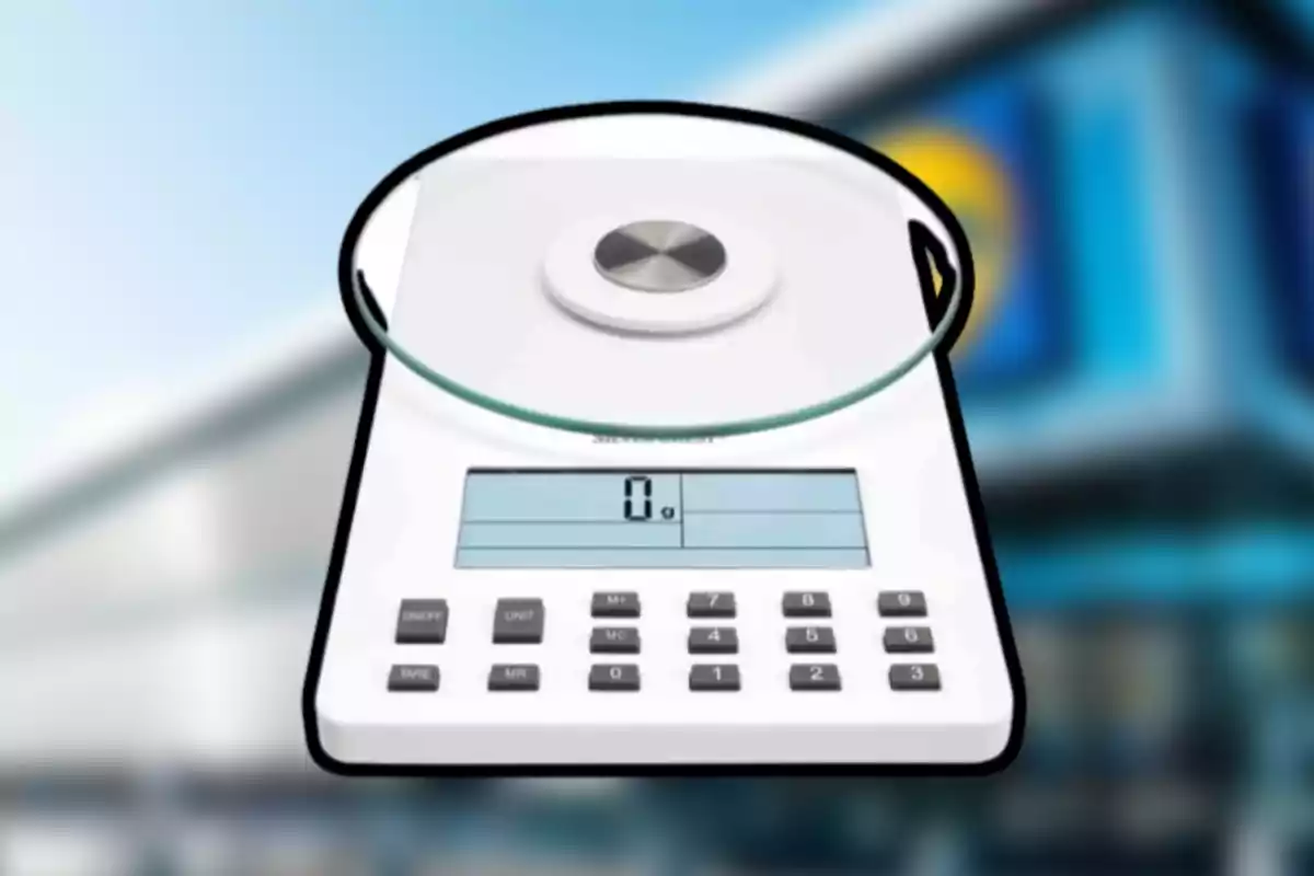 Una báscula digital blanca con pantalla y botones numéricos en un fondo desenfocado. Una báscula digital blanca con pantalla y botones numéricos en un fondo desenfocado.