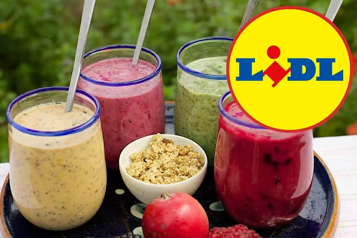 Vasos de batidos de diferentes colores con una manzana y un tazón de granola en el centro, junto al logo de Lidl.