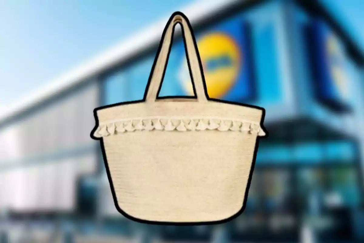Bolso de mano beige con detalles decorativos en un fondo borroso de una tienda. Bolso de mano beige con detalles decorativos en un fondo borroso de una tienda.