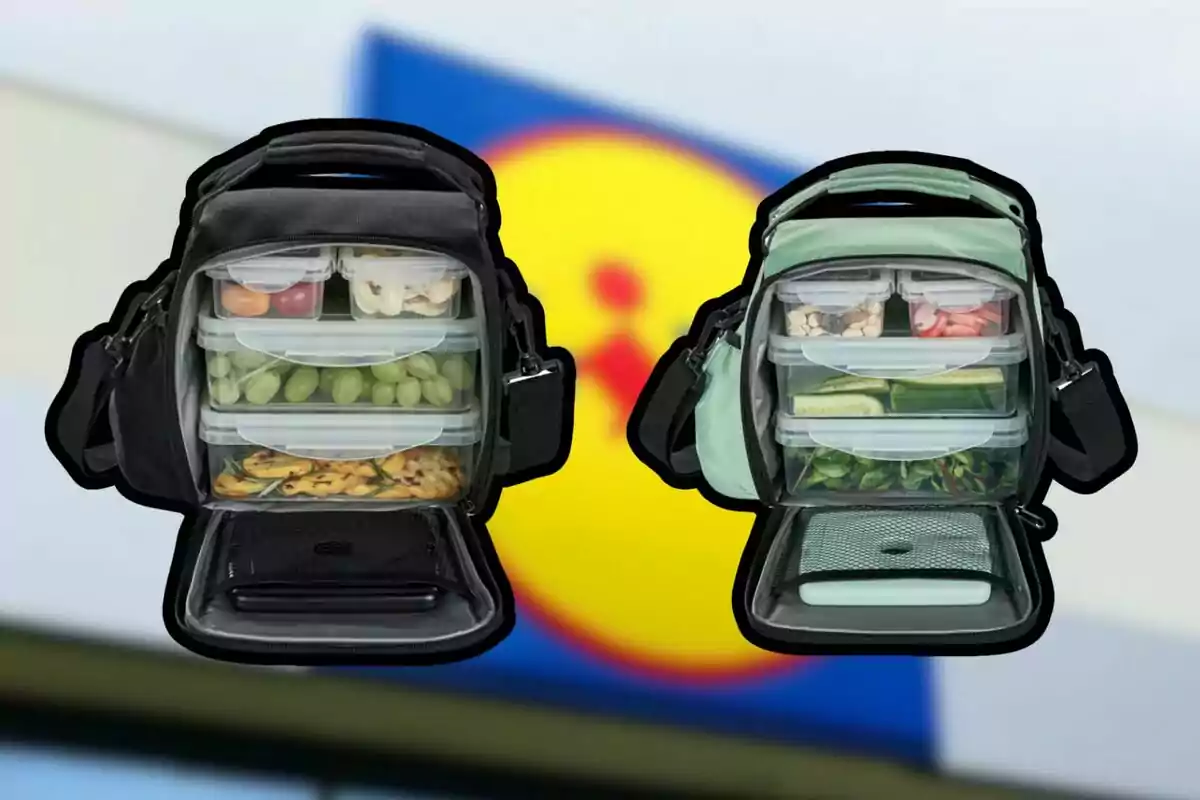 Dos bolsas térmicas abiertas mostrando recipientes de comida con frutas, verduras y frutos secos, con un fondo desenfocado de un logotipo colorido. Dos bolsas térmicas abiertas mostrando recipientes de comida con frutas, verduras y frutos secos, con un fondo desenfocado de un logotipo colorido.