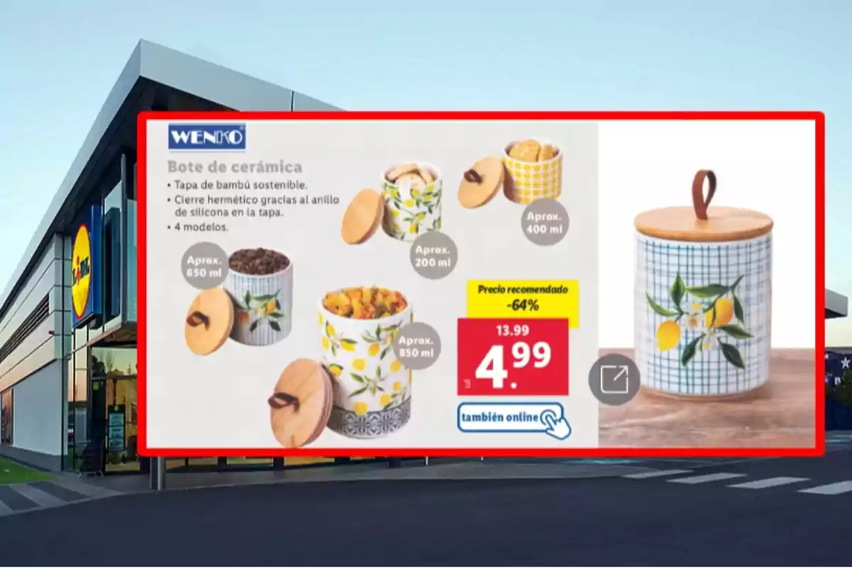Promoción de botes de cerámica con tapa de bambú sostenible y cierre hermético, disponibles en cuatro modelos con capacidades de 200 ml, 400 ml, 650 ml y 850 ml, con un precio reducido de 13.99 a 4.99 euros, también disponible online, en un cartel publicitario frente a una tienda. Promoción de botes de cerámica con tapa de bambú sostenible y cierre hermético, disponibles en cuatro modelos con capacidades de 200 ml, 400 ml, 650 ml y 850 ml, con un precio reducido de 13.99 a 4.99 euros, también disponible online, en un cartel publicitario frente a una tienda.
