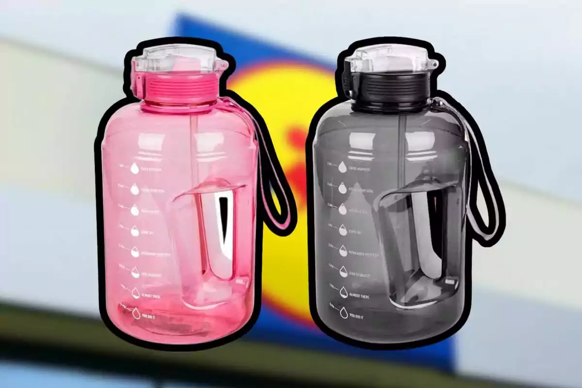 Dos botellas de agua grandes, una rosa y otra negra, con marcas de medición y tapas de rosca, sobre un fondo desenfocado. Dos botellas de agua grandes, una rosa y otra negra, con marcas de medición y tapas de rosca, sobre un fondo desenfocado.
