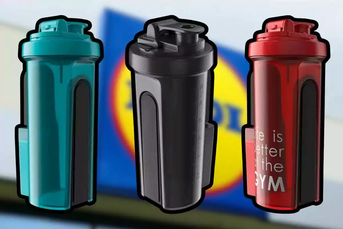 Tres botellas de agua de colores verde, negro y rojo con un fondo borroso de un logotipo. Tres botellas de agua de colores verde, negro y rojo con un fondo borroso de un logotipo.