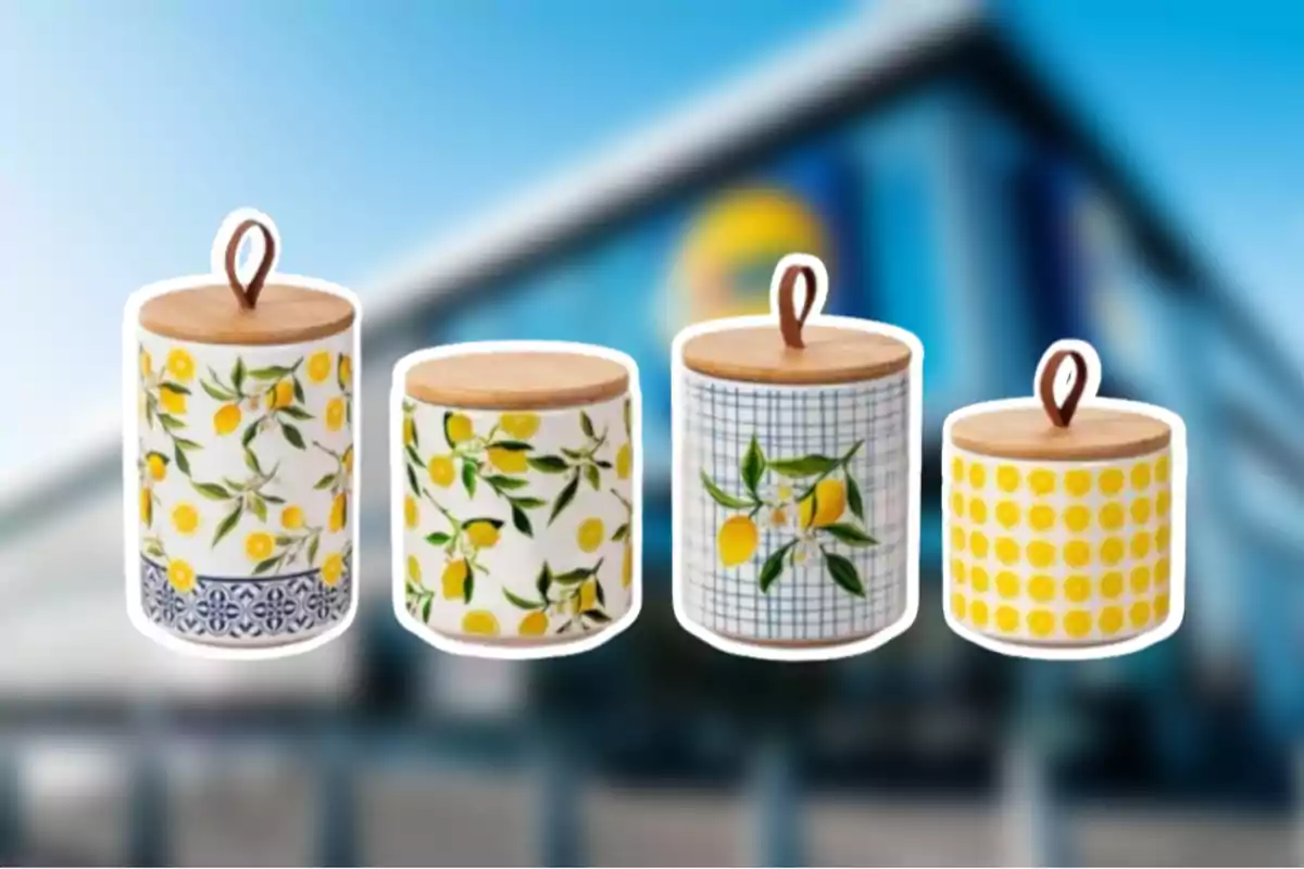Cuatro recipientes decorativos con tapa de madera y diseños de limones sobre un fondo desenfocado. Cuatro recipientes decorativos con tapa de madera y diseños de limones sobre un fondo desenfocado.