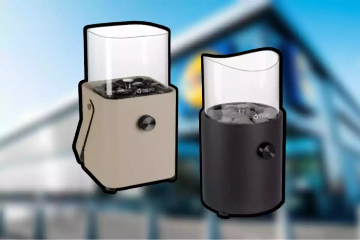 Dos dispensadores automáticos de pastillas en colores beige y negro con un fondo desenfocado de un edificio. Dos dispensadores automáticos de pastillas en colores beige y negro con un fondo desenfocado de un edificio.