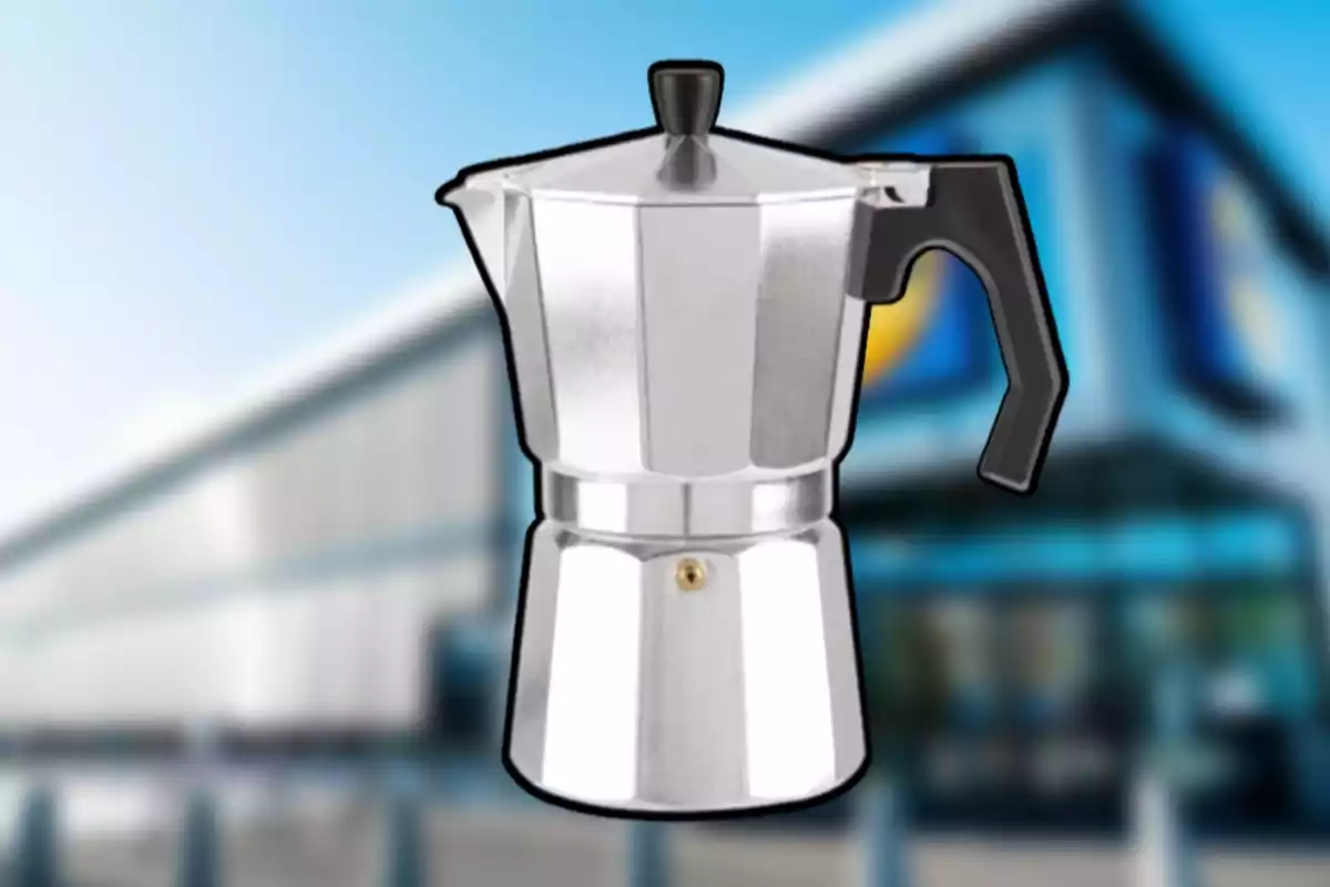 Cafetera italiana de aluminio con fondo de edificio desenfocado Cafetera italiana de aluminio con fondo de edificio desenfocado