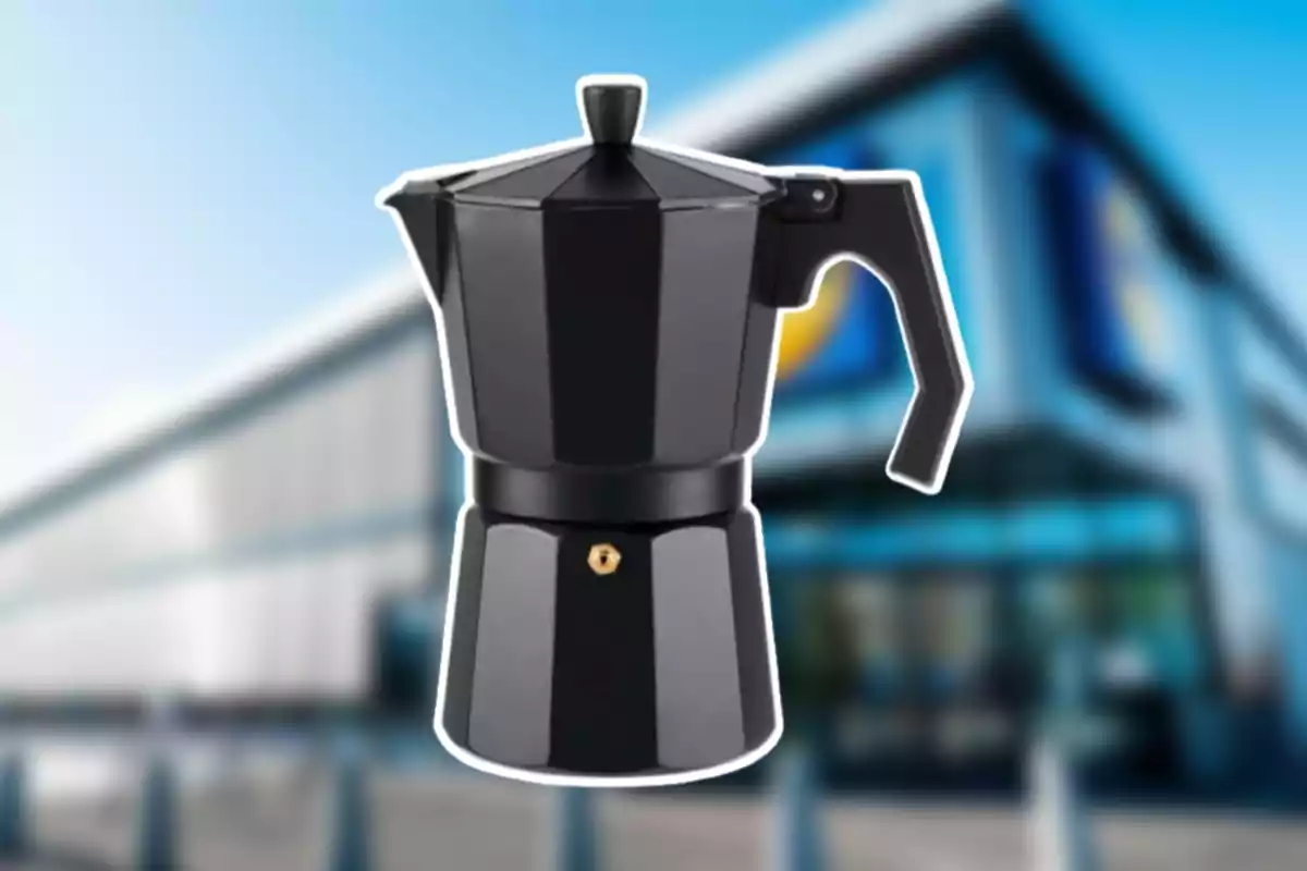 Cafetera italiana negra sobre un fondo desenfocado de un edificio moderno Cafetera italiana negra sobre un fondo desenfocado de un edificio moderno