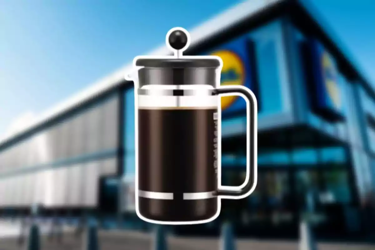 Una cafetera de prensa francesa con fondo de un edificio borroso. Una cafetera de prensa francesa con fondo de un edificio borroso.