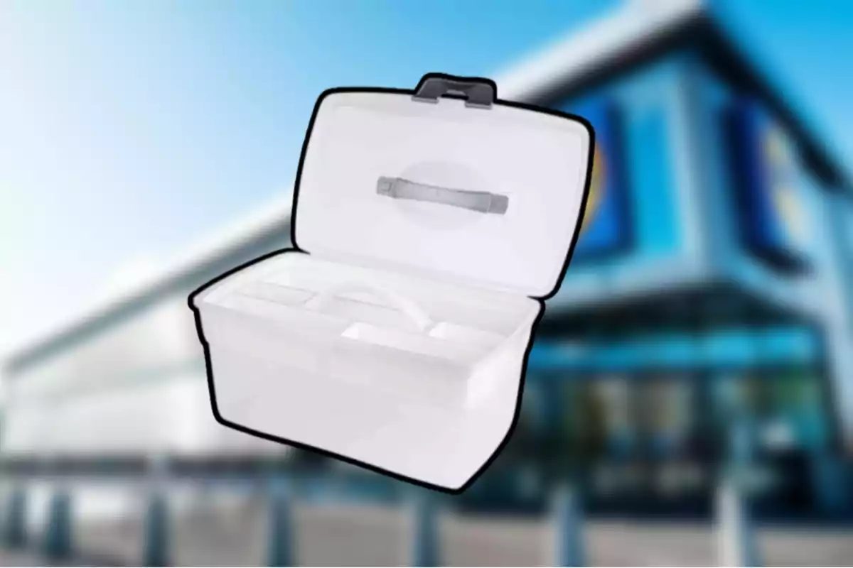 Caja organizadora de plástico blanca con tapa abierta y fondo de edificio desenfocado Caja organizadora de plástico blanca con tapa abierta y fondo de edificio desenfocado